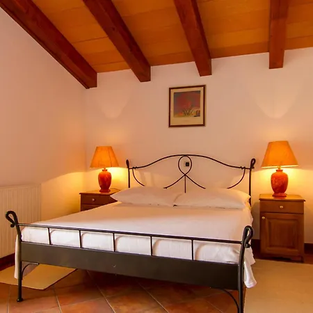 Pet Friendly In Сasa de vacaciones Koromačno