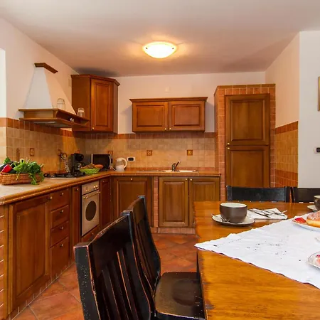 5 Bedroom Lovely In بيت للعطل *
