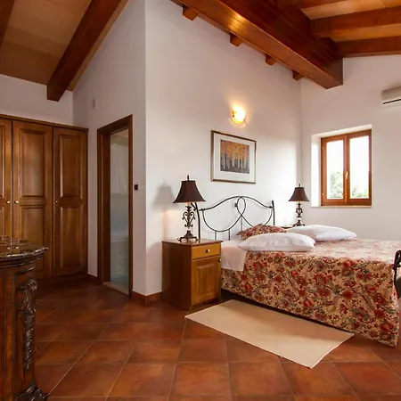 بيت للعطل 5 Bedroom Lovely In *