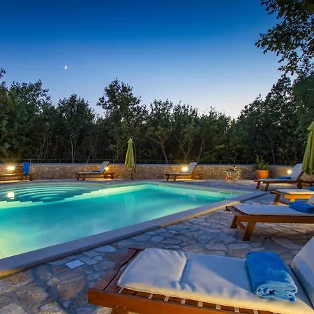 بيت للعطل 5 Bedroom Lovely In Koromačno